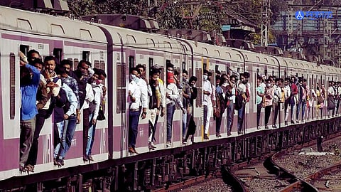 Mumbai Local News: लोकलच्या वेगमर्यादेमुळे हार्बरवासीयांचे हाल!