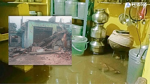 unseasonal rain hit nagpur again water in house tree fall lightning 