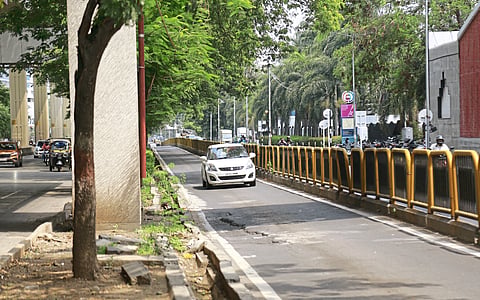 बीआरटी मार्गिकेतून खासगी वाहने सुसाट