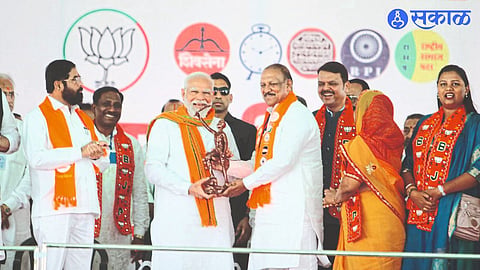 While welcoming Prime Minister Narendra Modi by gifting a replica of Lord Birsa Munda, Minister Dr. Vijayakumar Gavit, Dr. Hina Gavit et al.