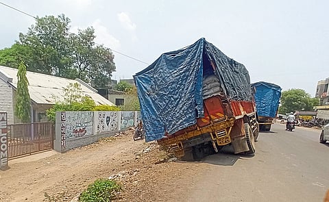वडगाव निंबाळकरमधील रस्त्याच्या 
अपुऱ्या कामामुळे अपघाताचा धोका