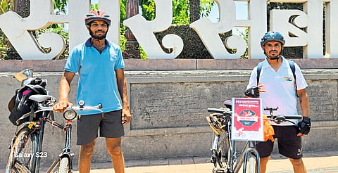 सायकलवरून ज्योत आणून शिवरायांना मानाचा मुजरा...