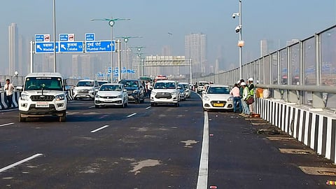 CM Shinde :  अभिनेत्याचा 'कार'नामा!  सी-लिंकवर टोल वाचावा म्हणून मुख्यमंत्र्याच्या ताफ्यातून नेली कार; पोलिसांनी घडवली अद्दल