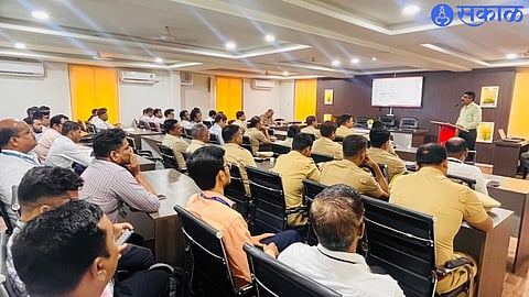 Hemant Patil, Police Inspector of Cyber ​​Police Station while guiding bank officers-representatives at the Nashik Rural Superintendent's office in Adgaon.