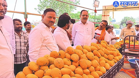 Devidas Pingle and dignitaries inspecting the mango festival.