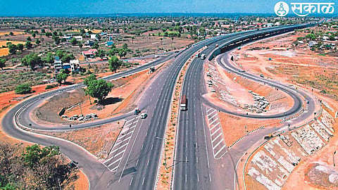 This attractive and grand interloop is built on National Highway No. 53 near Varangaon-Phulgaon in Bhusawal Taluka.