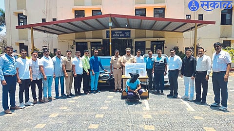 A police team with the arrested suspect in the theft and the seized items.
