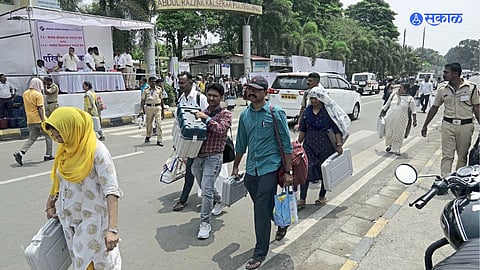 पनवेल, उरण, कर्जत, मावळ, चिंचवड व पिंपरी या सहा विधानसभा मतदारसंघनिहाय नियुक्त ठिकाणांहून मतदान केंद्रांसाठीचे साहित्य वितरण रविवारी (ता. १२) सकाळी आठपासून सुरू झाले. 