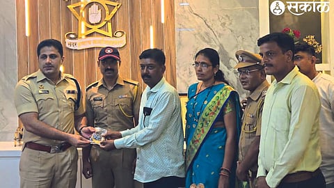 Superintendent of Police Dr. while returning the stolen jewelery to Badgujar family. Maheshwar Reddy.