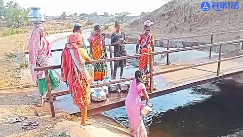Women fetching water from the canal.