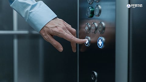 लिफ्टमध्ये अडकल्यास बाहेर पडण्यासाठी 'हे' करा. 