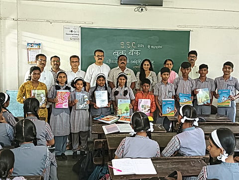 बुक बॅंक उपक्रमांतर्गत 
विद्यार्थ्यांना पुस्तकांचे वाटप