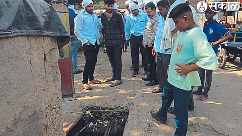 Tehsildar B. while inspecting the pipeline in the drain which caused the cultivation of gastro on Wednesday. A. Cotton and officials.