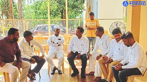 Farmers Nivritti Nyaharkar, Arun Nyaharkar and farmers while discussing with MP Bhaskar Bhagare about onion issue.