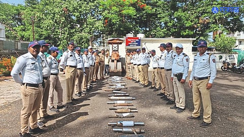 : पोलिसांची मोठी कारवाई, कर्णकर्कश हॉर्न, सायलेन्‍सरवर फिरवला बुलडोझर