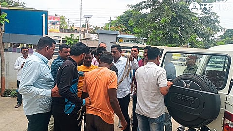 Local Crime Branch PSI Vishal Patil, Kishore Rathod, Sachin Mahajan, Ranjit Jadhav etc. while taking the suspects to the court.
