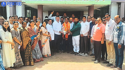 Jaydutt Holkar and office bearers welcoming newly elected Sarpanch Padi Afzal Bhai Shaikh