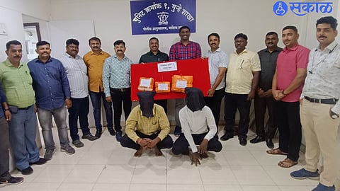 Two suspects who went to the showroom and stole clothes. Along with the team of Unit One of the City Crime Branch.