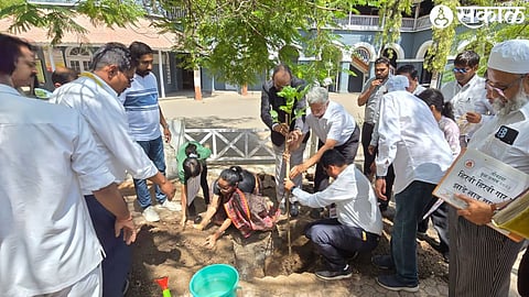 During the planting of trees on the occasion of Environment Day in the District Court, the Judge of the District and Sessions Court. N.V. Life and death. Ghule Adv. Avinash Bhide, Advocate, Judicial Staff.