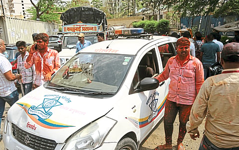 पोलिस मोटारीची महिलेसह दुचाकीला धडक