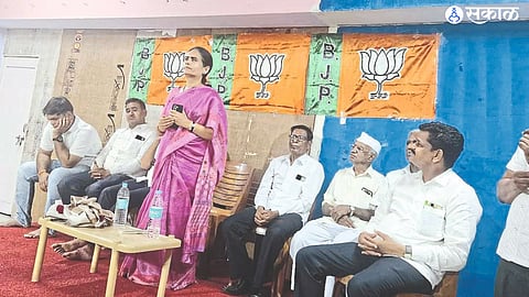 Former Union Minister of State Dr. while interacting with BJP office bearers. Bharti Pawar,