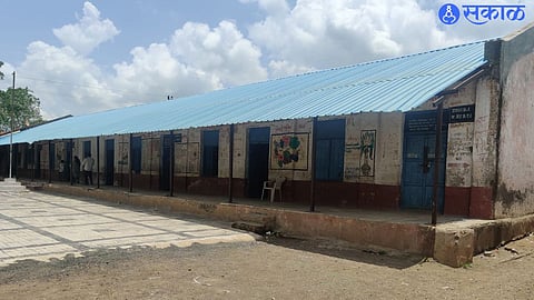 Dindori Zilla Parishad School No Three adjacent to Nilwandi Road.