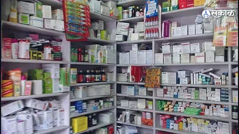 Father and son beat up the salesman in medical store in dombivli Marathi Crime News  