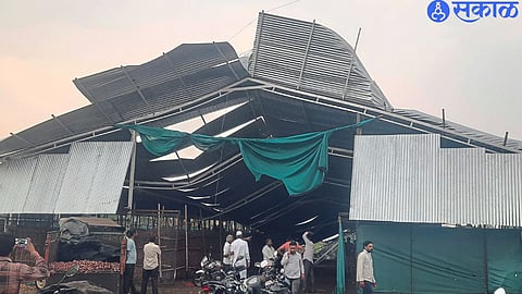 Damage to onion shed due to rain accompanied by strong winds in the area.