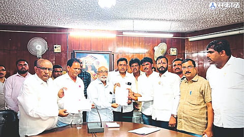 The delegation of the farmers' association, while giving a statement while discussing with the district bank administrator Pratapsinh Chavan.