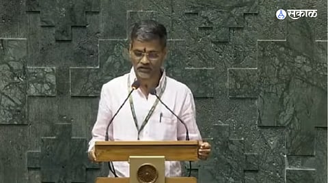  Nilesh Lanke leading the protest outside Parliament, demanding an extension for the soybean purchase deadline to support farmers.