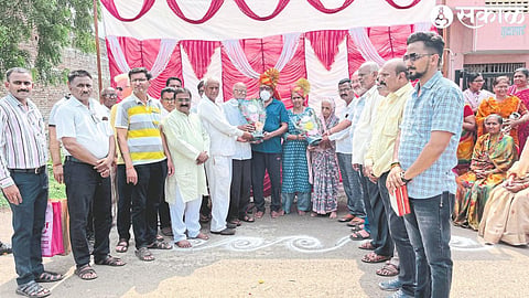 Citizens of Dheku Road and Laxmi Nagar areas welcoming Girish Patil and Nutan Patil.
