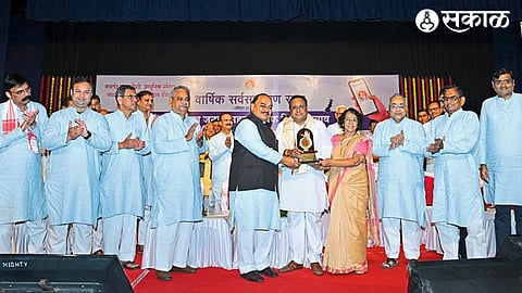Ajinkya d. Y. President Satish Madane and Director felicitating Bharat Amalkar at the annual meeting of Jalgaon Janata Sahakari Bank for receiving doctorate from Patil University.
