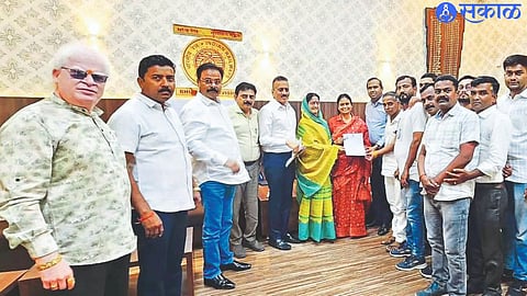 MP Smita Wagh, Minister Girish Mahajan, MLA Sanjay Savkare, MLA Suresh Bhole, MLA Chandrakant Patil, MLA Mangesh Chavan etc. giving statement of demands to DRM Iti Pandey.