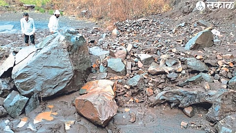 Landslides and stones spread on the road in Chandsaili Ghat due to a landslide.