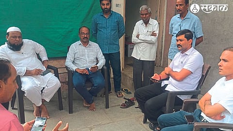 District Magistrate Mahadev Khedkar, Tehsildar Rupeshkunar Surana during a condolence visit to the victim's family. Pinjari family present.