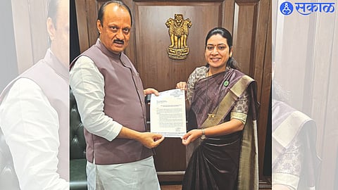 MLA Saroj Ahire giving letter to Finance Minister and Deputy Chief Minister Ajit Pawar