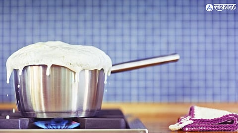 kitchen hacks Solution to avoid milk overflows on gas 