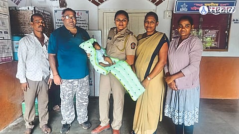 Sub inspector Chhaya Patil and colleagues while taking the baby to the hospital for examination.