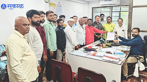 Narendra Patil, Ashok Chaudhary while giving the statement of demand to District Supply Officer Ganesh Misal