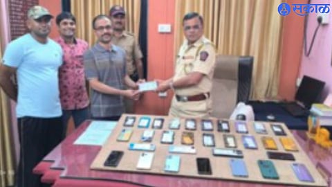 DVSP Sunil Nandwalkar returning mobile phones to original owners.