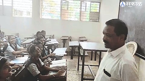MP Bhaskar Bhagre while interacting with the students in the class of the girls' school.