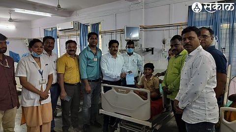 While saying goodbye to the child, the founder Dr. Girish Thakur etc.