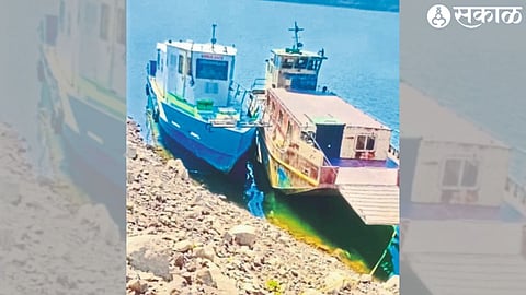 Speed ​​Boat Water Ambulance lying closed on the remote Narmada river bank.