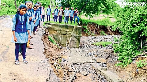 While walking along the road from Kamalgaon to Mitawali, the students and the stream flowed by the side