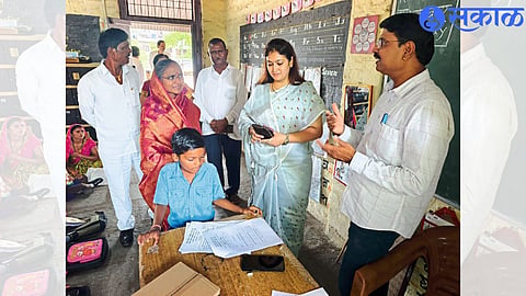 Zilla Parishad President Dharti Deore during an inspection during the academic level determination test at Zilla Parishad School. Neighbors other dignitaries, teachers.
