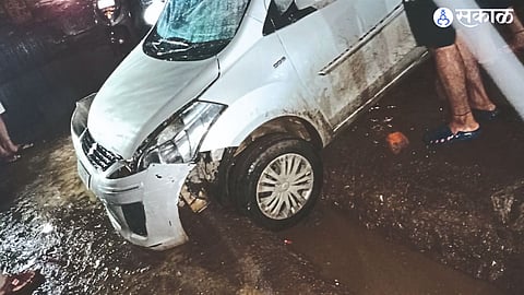 Damage to four-wheelers due to lack of safety boards or barricades in gutters.