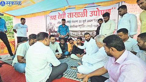 Shiv Sena contact chief Chandrakant Raghuvanshi, district chief Manoj More and other officials while discussing with the protesting workers at Laling toll booth.