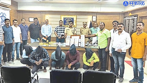 Officers and action team present during the inspection of the suspect belonging to the road looting gang.