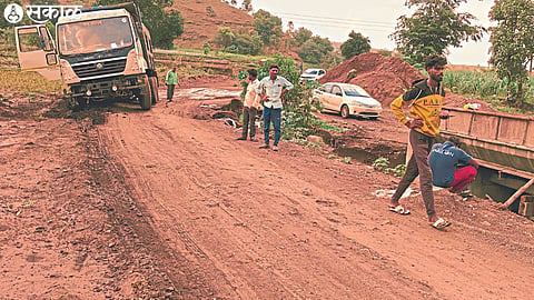 A heavy vehicle got stuck on the Kondaibari to Amli road near the nursery near Malangaon Dam, and the heavy vehicle stuck due to the dirt road collapsing as the alternative road was not paved.