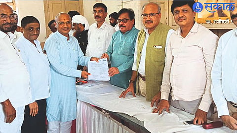 Sandeep Ghorpade while handing over the application form to Jalgaon Congress District President Pradeep Pawar.